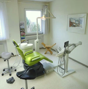 Behandlungszimmer der Zahnarztpraxis, Zahnarzt Ernst-Peter Roth, Bitburg